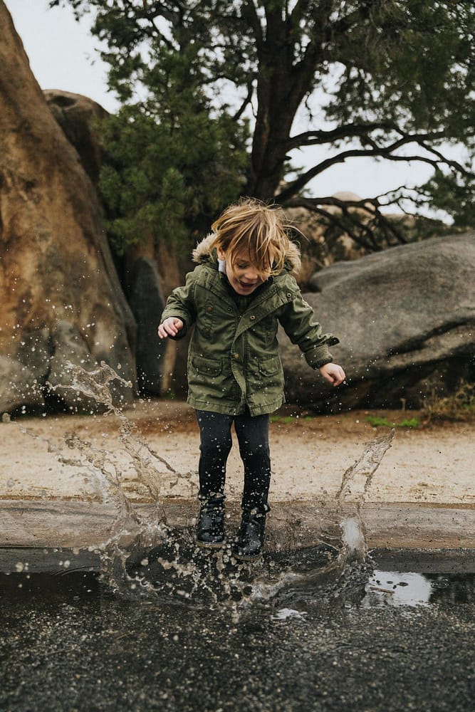 Kid splashing water