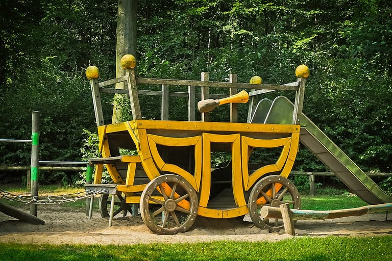 Carriage style outdoor play structure